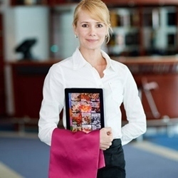 Офіціант з цифровим планшетом для замовлень